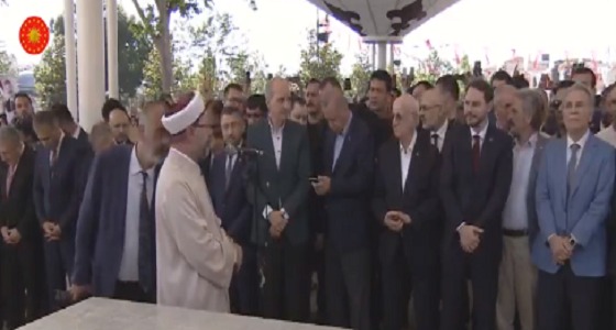 أردوغان يخطيء في صلاة الميت على محمد مرسي &#8221; ظنها دقيقة حداد &#8220;