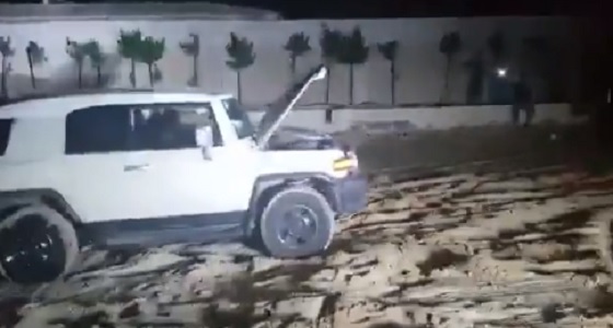 بالفيديو.. لحظة إنقاذ سيارة عالقة في شاطئ العقيق بالعزيزية