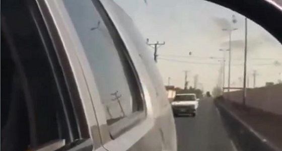 قائد سيارة كاد أن يقتل أخر بسبب المزاح ورد فعله يغضب المواطنين (فيديو)