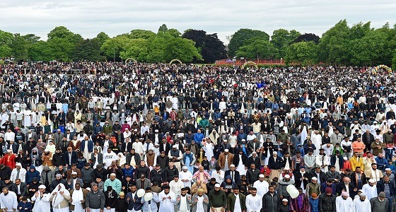 بالصور.. عدد مهيب للمسلمين يؤدون صلاة العيد ببريطانيا