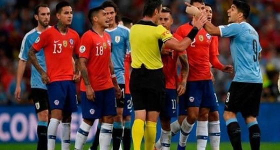 سواريز يطلب من الحكم احتساب ركلة جزاء غريبة