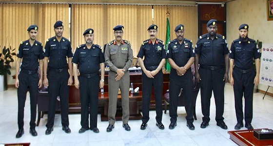 بالصور.. مدير شرطة الرياض يكرم عددا من منسوبي دوريات الأمن