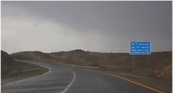 تنبيه..هطول أمطار على أجزاء متفرقة من طريق &#8221; الطائف- الباحة &#8220;