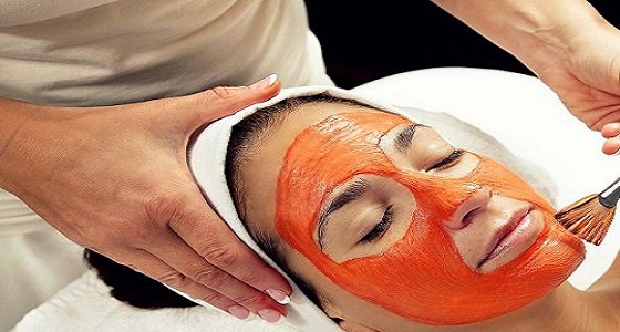 يخلصك من البقع والدهون الزائدة.. فوائد خيالية لقناع البندورة على البشرة