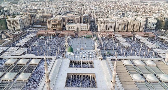بالصور.. ساحات الحرمين تمتلئ بالمصلين في عيد الفطر 