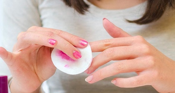 إزالة طلاء الأظافر بطرق طبيعية.. أبرزها الخل والليمون