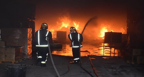 بالصور.. السيطرة على حريق بمصنع إسفنج في الرياض 
