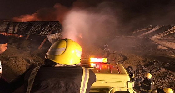 إصابة إطفائي أثناء محاولة إخماد حريق في مستودع إطارات بجازان