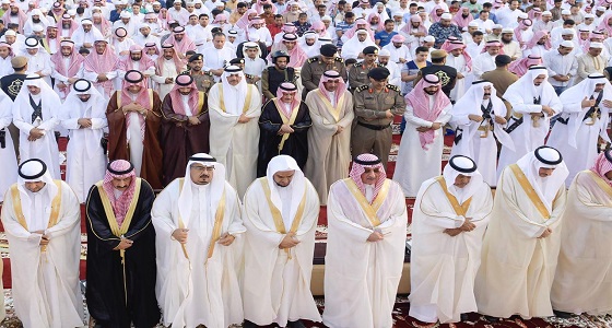 أمير تبوك يتقدم جموع المصلين لأداء صلاة عيد الفطر المبارك