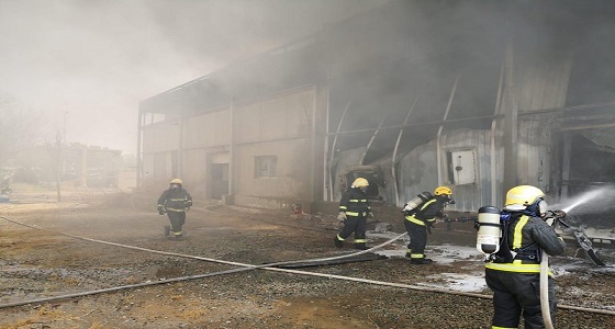 اندلاع حريق في مصنع مهجور