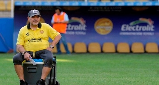 ” مارادونا ” يترك تدريب نادي دورادوس بسبب حالته الصحية