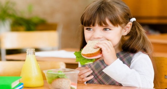 الأكلات المصنعة والسريعة تصيب الطفل بالحساسية