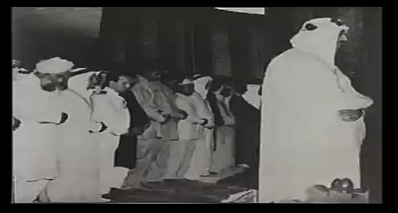 فيديو نادر.. لحظات دينية جليلة للملك سعود أثناء إمامته للمسلمين بالمسجد الحرام