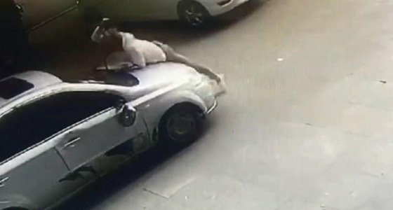 بالفيديو.. ردة فعل رجل عندما رأى زوجته في سيارة رجل آخر