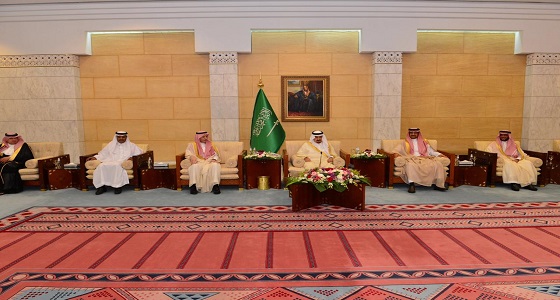 بالصور.. الأمير فيصل بن بندر يستقبل منسوبي إمارة الرياض