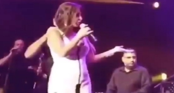 بالفيديو.. إليسا تنفعل على ” الكورال ” لحظة غنائها