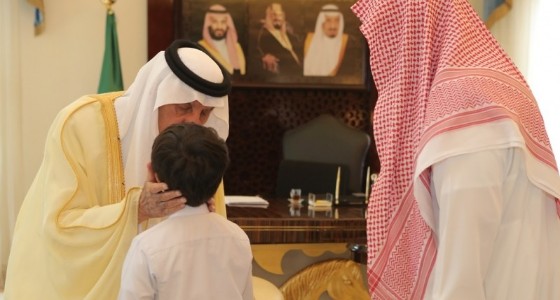 بعد وفاة زوجته و3 من أبنائه.. أمير مكة يستقبل المواطن المكلوم لمواساته