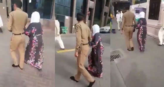بالفيديو.. رجل أمن يُلبس حذائه لمعتمرة مسنة تائهة ويسير حافيا لإرشادها لوجهتها