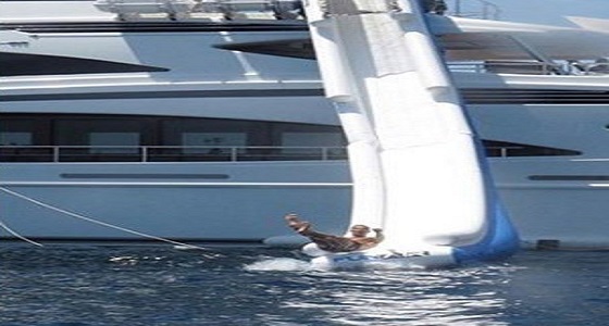 رونالدو يواجه تعليقات ساخرة بسبب صورة على البحر