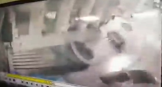 بالفيديو.. سيارة تقتحم مواقف مول وتحطم واجهة بنك في جدة