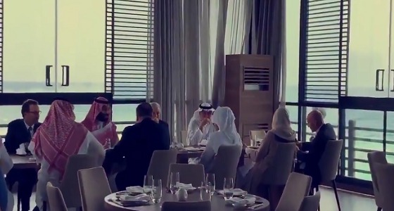 بالفيديو.. ولي العهد ووزير الخارجية الأمريكي يتناولان الغذاء في أحد مطاعم جدة