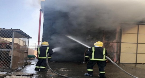 بالصور.. الدفاع المدني يخمد حريقا إندلع في مخزن مفروشات بالدمام