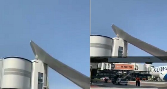 بالفيديو.. طائرة كويتية تصطدم ببوابة جسر بمطار &#8221; نيس &#8221; في فرنسا