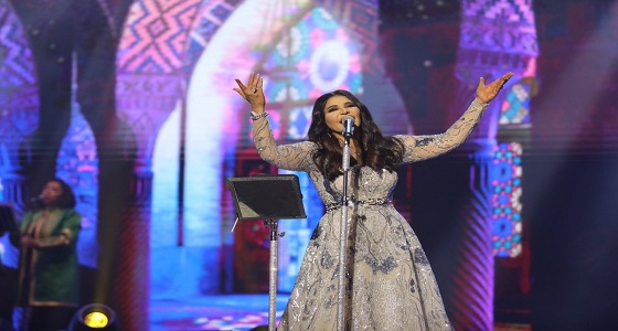 بالفيديو.. لحظة نزول أحلام للغناء وسط الجماهير بحفل جدة