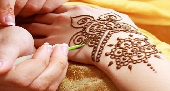 احذري رسم الحناء في العيد .. ” تسبب أمراض جلدية خطيرة “