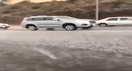 بالفيديو.. أمطار وثلوج بخميس مشيط