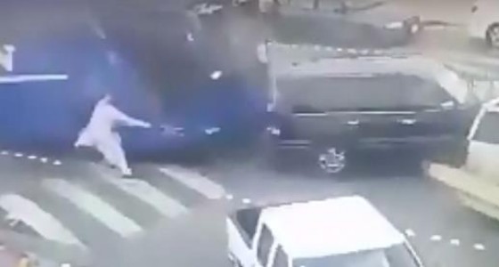 بالفيديو.. لحظة اصطدام حافلة بعدد من السيارات في منفذ النويصيب