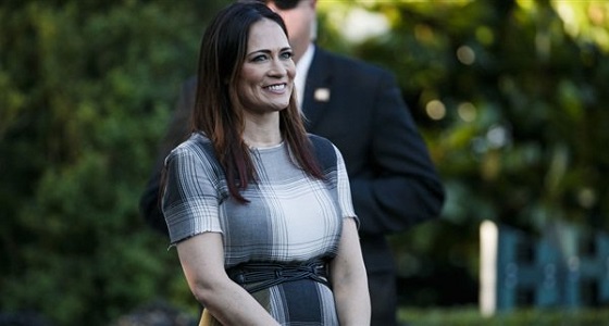 بالفيديو.. شجار حاد بين السكرتيرة الصحفية لـ ” ترامب ” ومسئولين كوريين شماليين