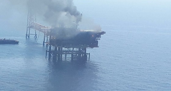 بالفيديو.. لحظة اشتعال منصة إيرانية لاستخراج النفط في مياه الخليج