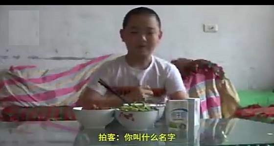 بالفيديو.. طفل يُسًمن نفسه 20 كجم للتبرع لوالده المريض بجزء من نخاعه الشوكي