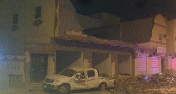 بالصور.. انهيار واجهة مبنى سكني في القريات يسفر عن تضرر سيارتين 