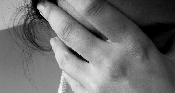 دعا أصدقائه ليتناوبوا عليها.. يتيمة تروي تفاصيل تعرضها للاغتصاب!