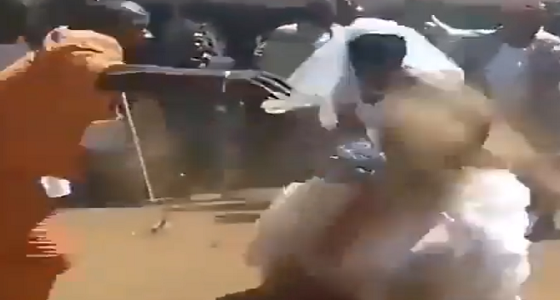 بالفيديو.. عريس يرش عروسه بالتراب في أغرب حفل زفاف
