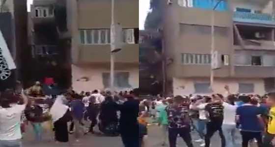 بالفيديو.. خليجي يرمي الأموال من شقته بمصر وسط تجمهر كبير