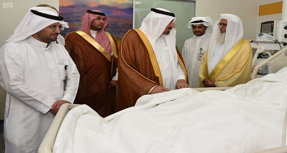 بالصور.. أمير نجران يطمئن على صحة الشيخ المكرمي