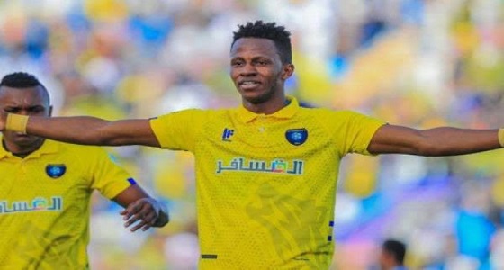 النصر يسعى لتسجيل عبدالفتاح آدم لاعبا سعوديا وليس مواليد 