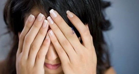 لمسها في أماكن حساسة.. شاب عربي يهتك عرض سيدة بدولة خليجية