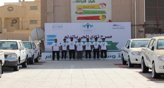 بالصور.. شباب يشاركون في مسابقة ” نصب السيارات ” بـ 60 مركبة 