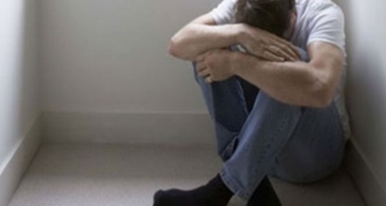 شاب يتعرض للاغتصاب على يد مجموعة فتيات