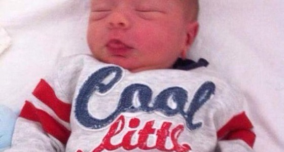 طفل يكشف إصابة والدته بسرطان الثدي بعد رفضه الرضاعة منها