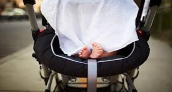 دراسة تحذر من تغطية عربة الطفل بقطعة قماش لحمايته من الشمس