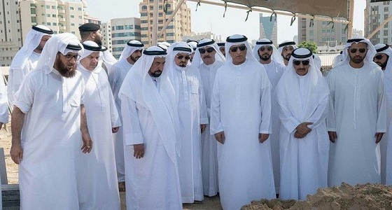 صورة مؤثرة للحظة وداع الشيخ سلطان القاسمي أثناء دفن جثمان نجله
