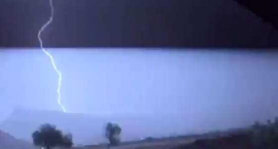بالفيديو.. أمطار غزيرة وصواعق رعدية على نجران