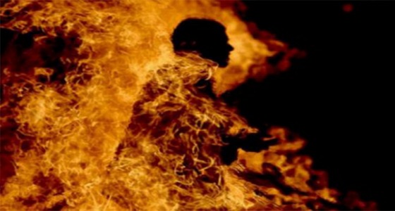 شاب يشعل النيران في جسد والده بسبب الخلافات!