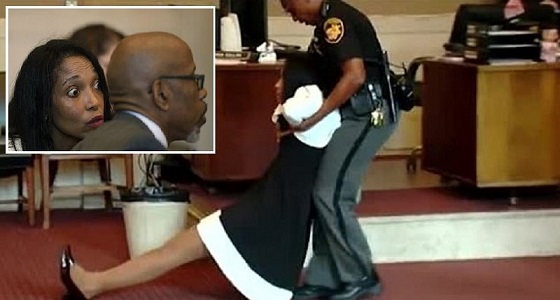 بالفيديو.. شرطية تجر قاضية من المحكمة إلى السجن 