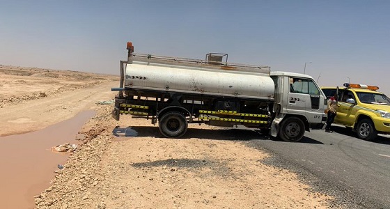 بالصور.. أمانة الرياض تضبط عمالة تفرغ الصهاريج في الأراضي الفضاء